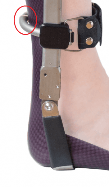 The PUR ophanging of the AFO allows just enough movement in the forward tilt of the leg to unlock the ankle hinge